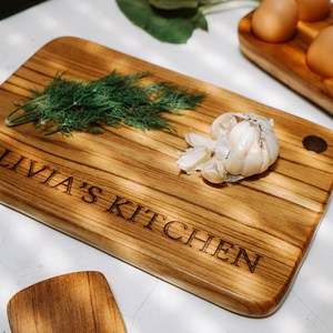 Planche à fromage en teck gravée avec un design personnalisé, service de qualité supérieure pour le fromage, les fruits, idéal pour offrir en cadeau, pour les repas et les événements - Product Image 1