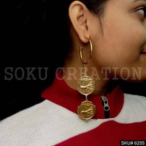 Aro chapado en oro Estilo vintage de monedas Diseño único Pendiente de empuje hacia atrás SKU6255 - Product Image 1