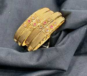 กำไลเจ้าสาวเคลือบสีทองและทันสมัยหรูหราพร้อมกำไลข้อมือแต่งงานแบบดั้งเดิมของ Kundan - Product Image 4