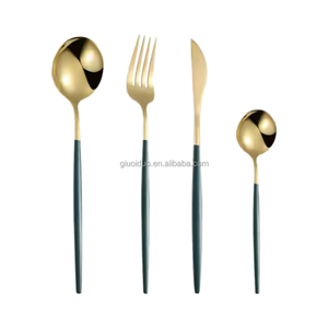 Ensemble de couverts GOLDEN de qualité supérieure, longue durée de vie, conçu pour le confort, offrant une apparence dorée lumineuse - Product Image 1