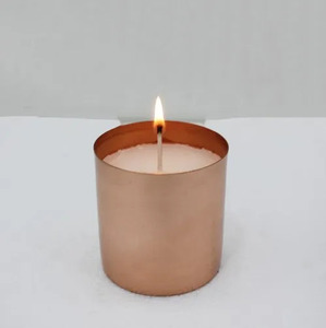 Pot à bougie en métal au design élégant de forme ronde pour la décoration de table de la maison Pots à bougies martelés au fini or - Product Image 5