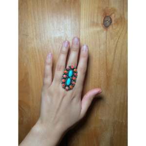 Anillo Navajo Hecho a Mano con Múltiples Piedras y Plata de Ley, Joyería Cultural Coleccionable en Talla 6.5 - Product Image 5