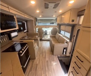 Vendeur vérifié pour un camping-car à moteur à gaz de classe A Thor Ace 30C d'occasion 2023, prêt pour le voyage - Product Image 3