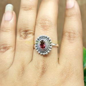 Anillo de Plata de Ley 925 con Piedra Preciosa de Granate Rojo, Anillo Hecho a Mano con Diseño Único, Anillo de Compromiso, Joyería de Granate, Regalo para Mujer - Product Image 2