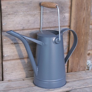 Regadera de metal de diseño floral con acabado verde y mango para plantas de jardinería convenientes y uso al aire libre - Product Image 4