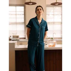 Ensembles de pyjama capri en popeline de bambou haut de gamme personnalisés à manches courtes, tenues décontractées d'été pour la maison, pyjamas personnalisés avec logo et taille élastique à cordon de serrage - Product Image 1