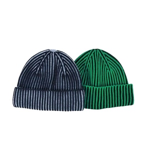 Bonnet en tricot à revers en acrylique 100% de qualité supérieure, à rayures verticales bicolores, chaud pour l'hiver, bonnet en tricot extensible - Product Image 1