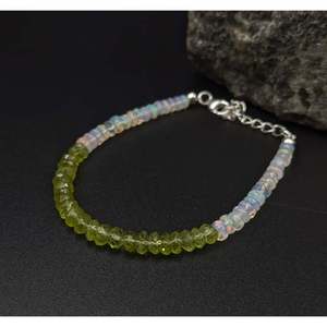 Bracelet perlé en opale éthiopienne et péridot avec breloque plaquée or et joncs ornés de perles et de diamants - Product Image 3