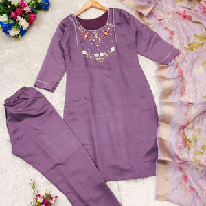 Costume Salwar en soie fabriqué à la main de créateur, robe longue pakistanaise Kameez Dupatta à la mode pour les cérémonies de mariage et de fête - Product Image 1