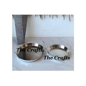 Le plus nouveau plateau de service martelé d'acier inoxydable de conception avec des poignées ensemble de deux plateaux de vaisselle de couleur argentée - Product Image 1