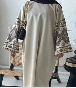 Elegante abaya negra con ribete de lentejuelas. Perfecto para vestir de noche y eventos especiales. Disponible a precios de mayoreo - Product Image 4