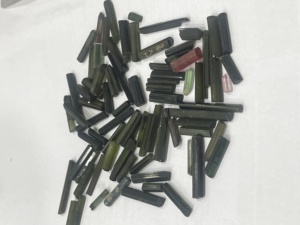 Palos de cristal de turmalina verde crudo hechos a mano 6mm a 16mm piedras preciosas ovaladas sin cortar para la fabricación de collares y pendientes - Product Image 2