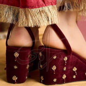 Sandales à talons brodées faites à la main sur mesure avec semelle extérieure en cuir véritable antidérapante, dessus en velours, nouvelle arrivée, vente en gros - Product Image 2