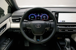 รถมือสองสภาพใหม่ ราคาคุ้มค่า ปี 2026 สีดำ Neutral Black TY - Camry GLE 2.5L FWD Luxury Sedan พร้อมส่ง - Product Image 2