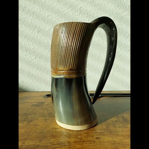 Copa de cuerno asequible con encanto rústico Taza de cuerno de estilo económico para el bar del hogar Taza de bebida de cuerno de vaca uso diario por fabricante indio - Product Image 2