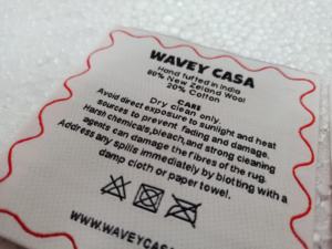 Les étiquettes tissées sur mesure pour les fabricants de tapis peuvent être personnalisées dans vos tailles et impressions pour les créateurs de vêtements et les textiles de maison. - Product Image 3