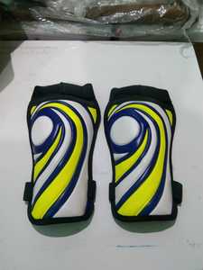สนับแข้งพลาสติกสีสันสดใส ปรับขนาดได้ สำหรับฝึกซ้อมและแข่งขันฟุตบอล - Product Image 1