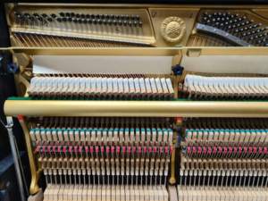 Piano Vertical Yamaha YU3 de 88 Teclas, Calidad Japonesa, Rendimiento Profesional, Listo para el Escenario, Sonido Claro y Potente, Estilo Clásico U1 U2 U3 - Product Image 5