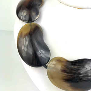 Collier de luxe en corne de buffle fait à la main, bijoux naturels et durables pour femmes, haute qualité - Product Image 1