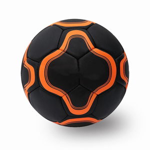 Balón de Fútbol de Cuero con Diseño de Máquina de Fútbol Pakistaní, Agarre de Goma Resistente para Superficies Duras, Diseño Personalizado - Product Image 1