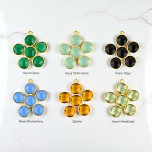Aqua Calcedony Gemstone Flower Design Bezel Set Charm Pendentif plaqué or - Product Image 2