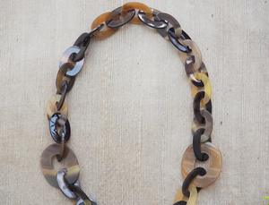 Collar de Lujo Hecho a Mano con Cuerno de Búfalo, Joyería Natural y Sostenible para Mujer, Alta Calidad - Product Image 4