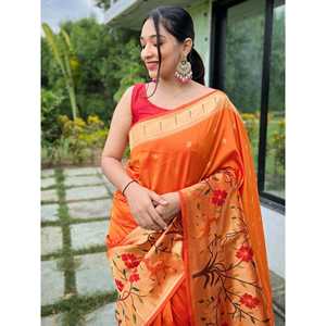 Sari de Seda Paithani Tejido Naranja Ornamentado con Blusa para Bodas - Product Image 3