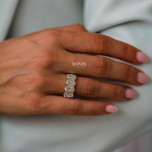 แหวนหมั้นเพชรทรงรีสี่เหลี่ยมเจียระไนแบบโอวัล ความใส VVS ทองคำแท้ 18K เพชรเพาะเลี้ยงในห้องปฏิบัติการ ดีไซน์หรูหรา ปรับแต่งได้ในสีทองคำขาว ทองคำเหลือง และทองคำชมพู - Product Image 3