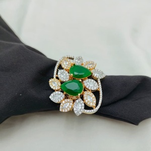 Anillo elegante ajustable con aspecto de piedra AD chapado en oro de alta calidad glamuroso para función y colección de ropa de boda para mujer - Product Image 1