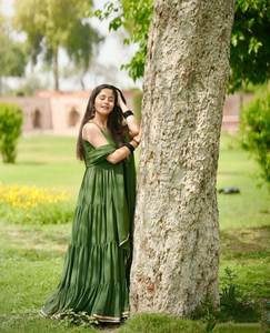 Salwar Kameez de créateur de style traditionnel indien pakistanais, avec grandes volants et fronces, et magnifique dupatta en faux Georgette épaisse, couleur soleil. - Product Image 5