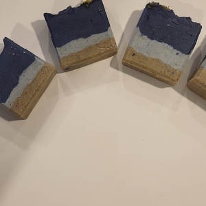 Jabón Sólido Artesanal de 4oz Beach Please, Blanqueador, con Fragancia a Algas Marinas, Diseño Ovalado, con Manteca de Karité, Aceite de Oliva y Leche - Product Image 4