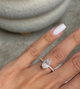 Bague de fiançailles en diamant de laboratoire de 2,85 carats, taille ovale, avec halo caché et accents pavés, en or rose 18 carats, certifiée IGI - Product Image 1