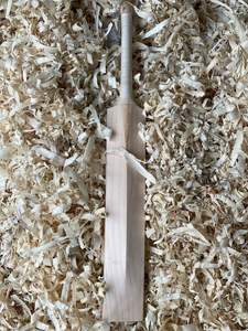 Bâton de cricket en saule haute performance, qualité supérieure, grade 1, durable, épique, fabriqué au Pakistan, avec une prise en main sécurisée - Product Image 2