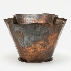 Jardinière en arc royal avec motif de crête gaufré coulé dans un ton laiton antique idéal pour les coins de jardin classiques ou l'intérieur rustique - Product Image 2