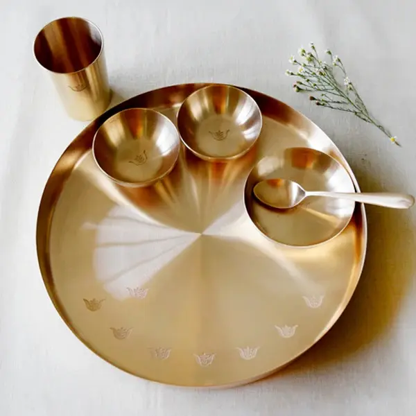 Premium Indiase Hoge Kwaliteit Puur Bronzen Kansa Thali Set Voor Dineren Servies Bestaat Uit Lepelpuddingglas Thali Goedkoop