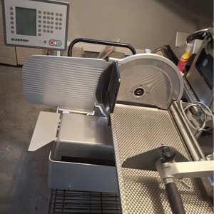 Cortadora automática A 404 usada con transportador de acero inoxidable para plantas de procesamiento de carne a precio económico - Product Image 1