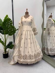 Elegante vestido de Bollywood bordado blanco en tela de seda Chinon con Dupatta secuenciada para fiestas de invierno con codificación interna - Product Image 2