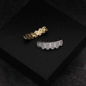 เครื่องประดับฟันแบบกริลล์ซ ฮิปฮอป ชุบโรเดียม เงินสเตอร์ลิงคุณภาพพรีเมียม ประดับเพชรโมอิสซาไนต์ สำหรับผู้ชาย โดย Luxira Jewels - Product Image 2