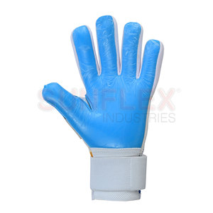 ถุงมือผู้รักษาประตูประสิทธิภาพสูง น้ำหนักเบา สำหรับทุกเพศ กันลื่น ระบายอากาศได้ดี ปิดด้วยแถบตีนตุ๊กแก ผลิตจากยางลาเท็กซ์เยอรมัน คุณภาพจากปากีสถาน - Product Image 3