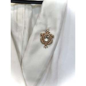 Exquisito Broche Chapado en Oro con Moissanita y Perla de Agua Dulce, con Detalles de Diamantes - Product Image 2