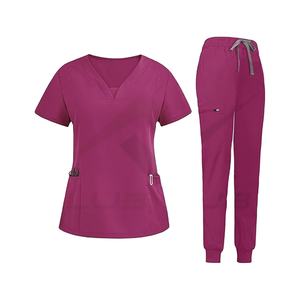 Vente en gros Ensemble de costumes d'hôpital modernes pour femmes avec logo personnalisé Haut à col en V et pantalon de jogging à jambe fuselée en tissu tissé - Product Image 1