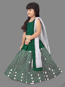 ชุดเลเฮนกาโชลีผ้าซาตินสีเขียวสำหรับเด็กผู้หญิงจาก Shoryam Fashion Boutique พร้อมงานปักดาวสีขาวบนผ้าตาข่ายโปร่ง  ชุดสำหรับงานปาร์ตี้ ยาวคลุมเท้า - Product Image 4