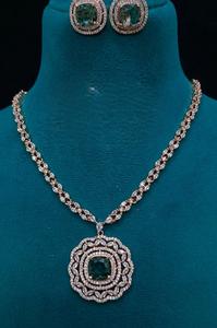 ชุดจี้ประดับเพชร CZ สีทองพร้อมต่างหูสำหรับงานแต่งงานและงานปาร์ตี้ - Product Image 4