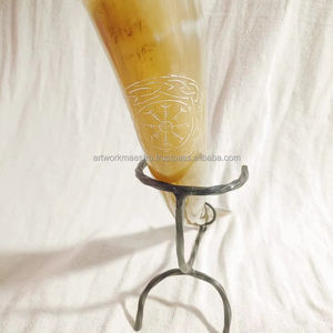 Soporte de hierro con cuerno de búfalo vikingo tallado a mano, auténtico cuerno para beber, estilo guerreros vikingos. - Product Image 1