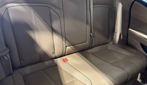 OFFRE : Berline de tourisme haut de gamme 4 portes à traction intégrale, faible kilométrage, haute performance, maniabilité fluide et intérieur luxueux - Product Image 5