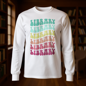 T-shirt a maniche lunghe con design tipografico colorato, regalo per insegnanti di lettura - Product Image 3