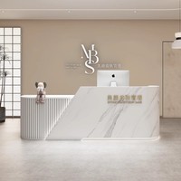 Comptoir de réception moderne en MDF en forme de L avec éclairage LED pour salon de beauté, bureau, hôtel, hôpital, école et salle de sport