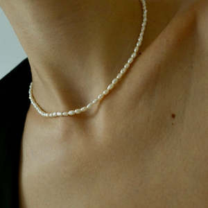 Collier ras de cou en perles de riz Delilah - Product Image 1