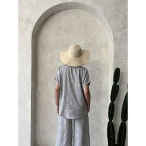 Chemisiers et chemises brodés pour femmes, produits en gros - Product Image 1