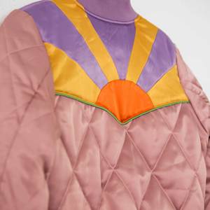 Veste en satin de luxe Sunrise Glow, tissu brillant de haute qualité, vêtement unisexe tendance, parfait pour les vêtements de sport et le port quotidien - Product Image 6